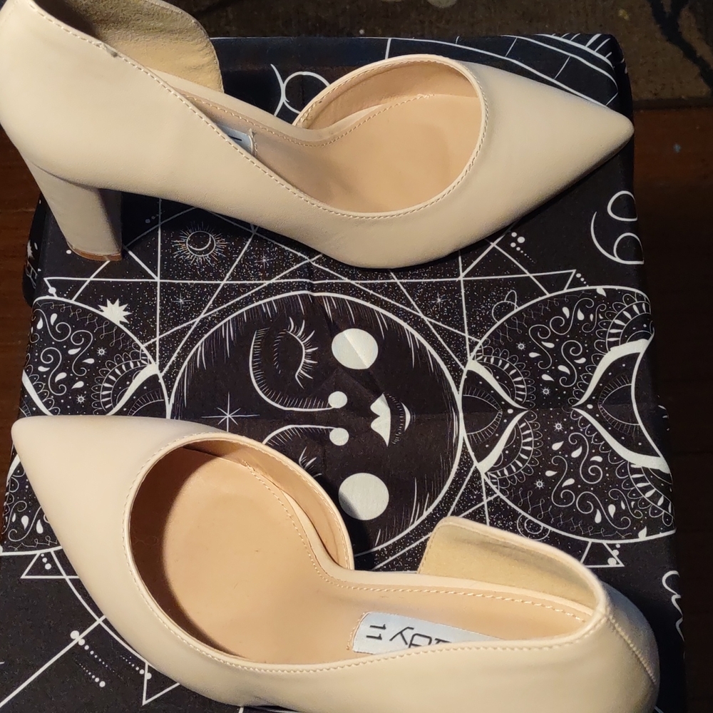 Pointed toe pumps